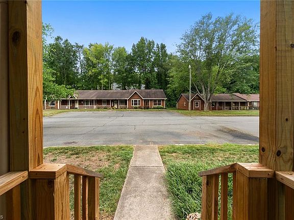 5th image of 524 Rock Cliff Ct
