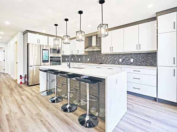 77 E Hartford Rd NW, Calgary, AB T2K 2A4