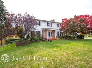 20 Legend Ct, Smithtown, NY 11787