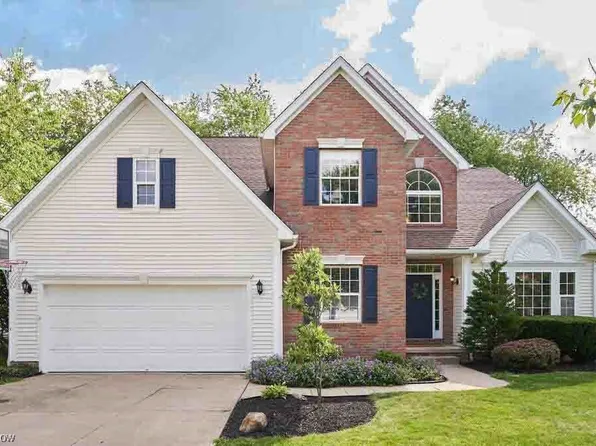2929 Silver Maple Dr, Akron, OH 44333