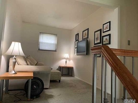 5th image of 73 Floral Dr W