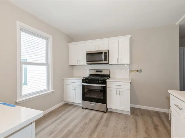 194-56 Murdock Avenue image 11 of 19