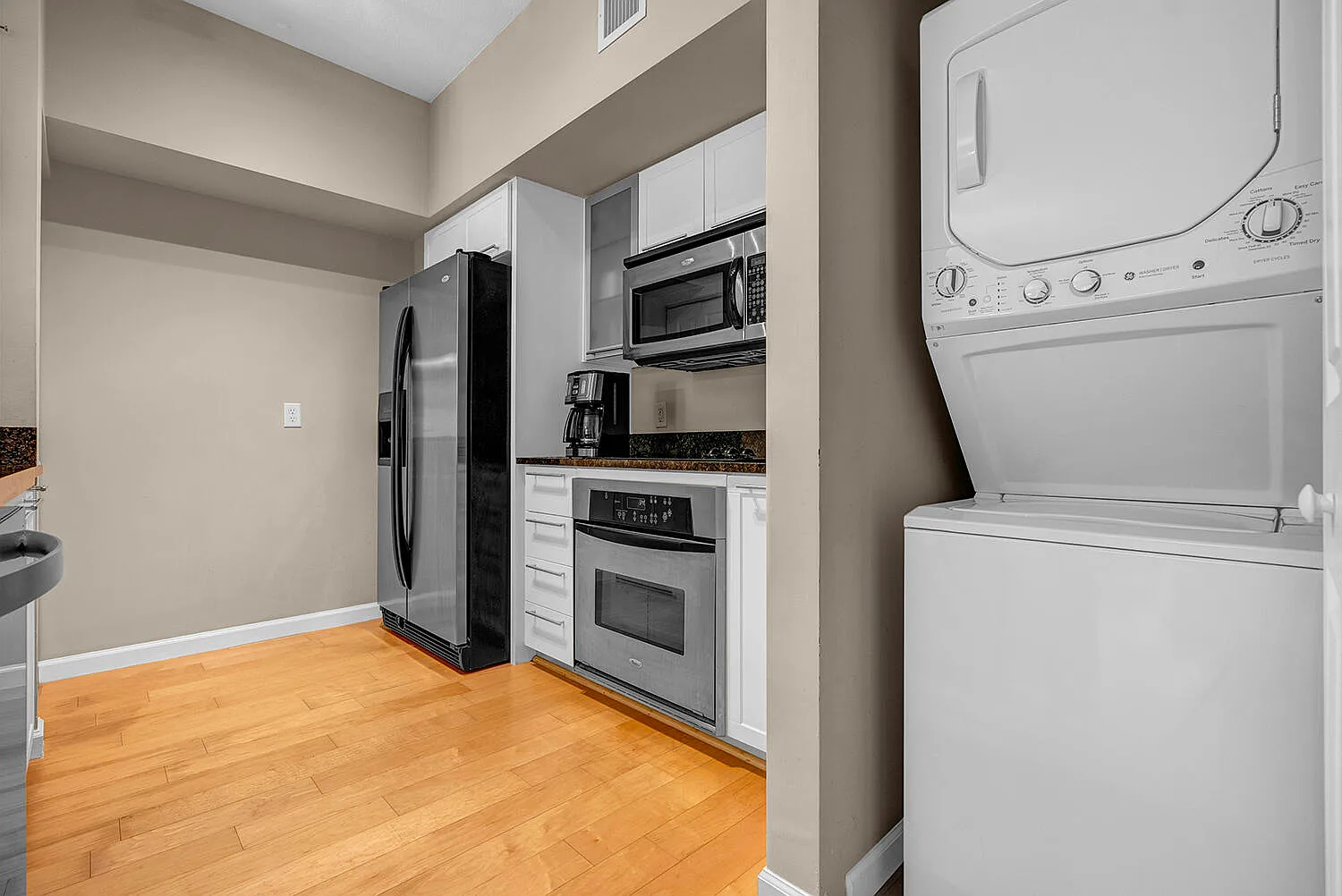 1 bed, 1.0 bath, 826 sqft, $6,000 — Photo 3