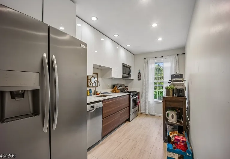 390 Morris Ave #8 — Photo 9