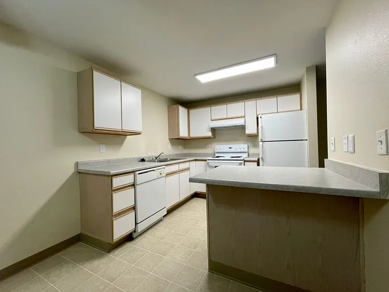 0174-06PP Lindsey Anne Apartments — Photo 6