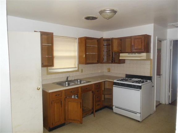 4th image of 5553 Labadie Ave