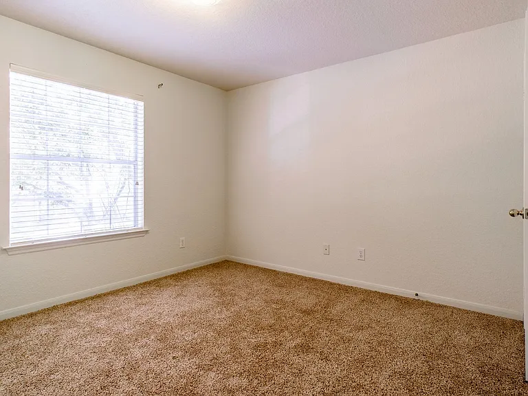 2918 Five Oaks Dr — Photo 23