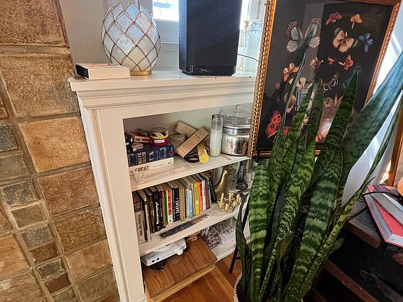 4th image of 519 N Windsor Blvd #1