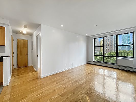 3rd image of 3 E 115th St APT 8B
