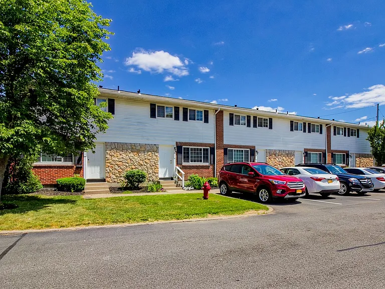 Westbrooke Commons Apartments and Townhomes — Photo 12