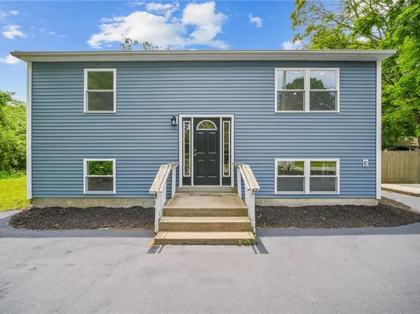 8 Clay St, Ashaway, RI 02804