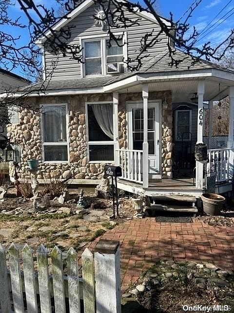 1st image of 604 Farmers Avenue