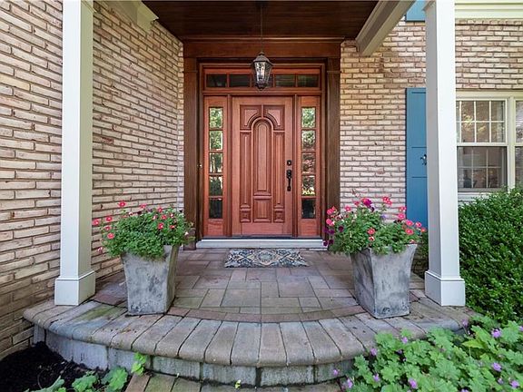 3rd image of 580 Debbington Dr