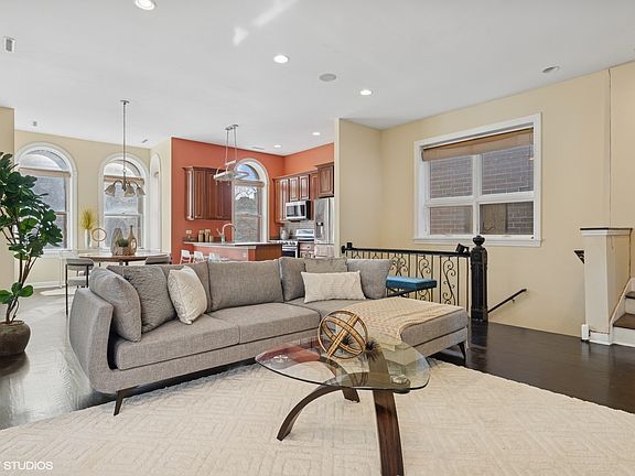 4th image of 1546 N Hudson Ave APT 3