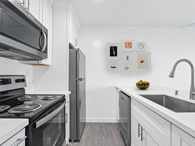 Parkwood Apartments — Photo 12