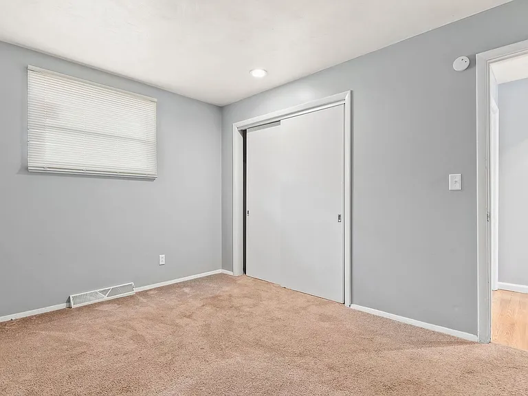 2271-2277 E Laurel St — Photo 31