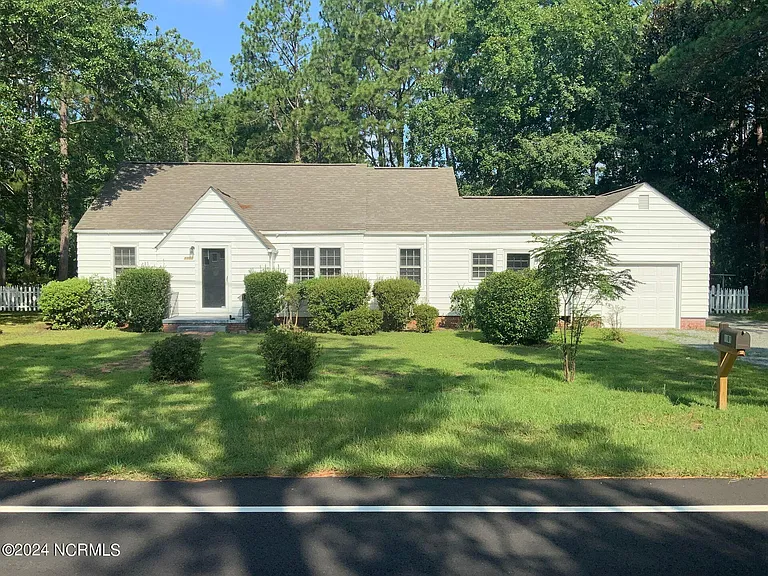 1101 N Poplar St — Photo 1