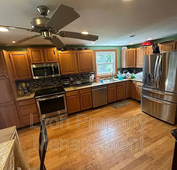 212 Tiffany St — Photo 2