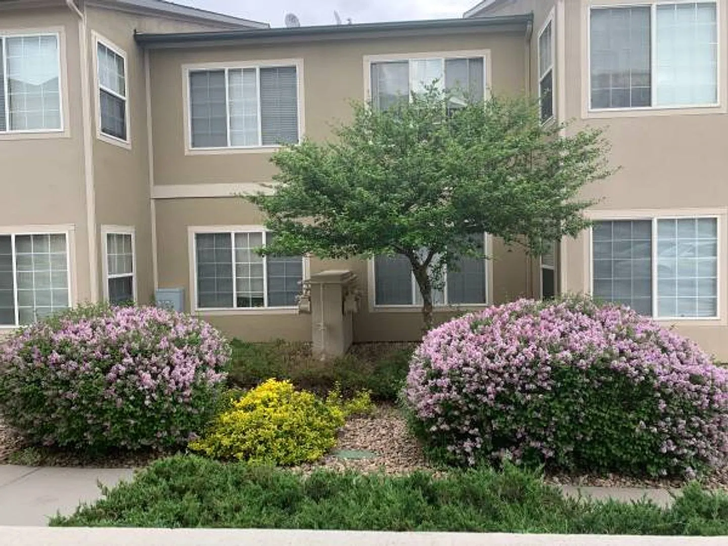 Awesome 2-Bedroom Condo Incl. Garage, Swimming Pool, Washer & Dryer! — Photo 1