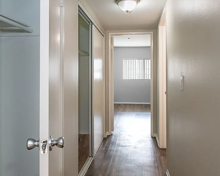 6438 Vineland Ave — Photo 11