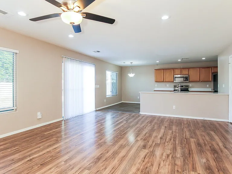 5804 S 10th Dr — Photo 4