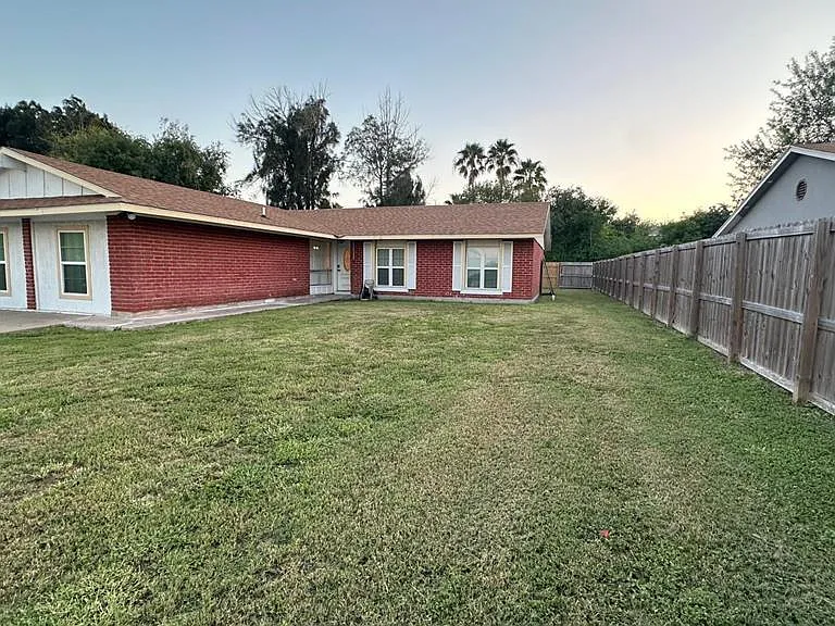 55 Alberta Dr — Photo 2