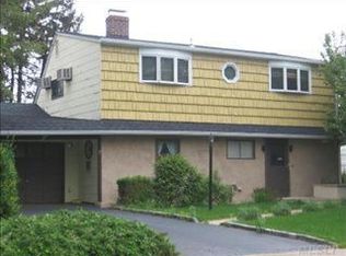 6 Hidden Ln, Westbury, NY 11590