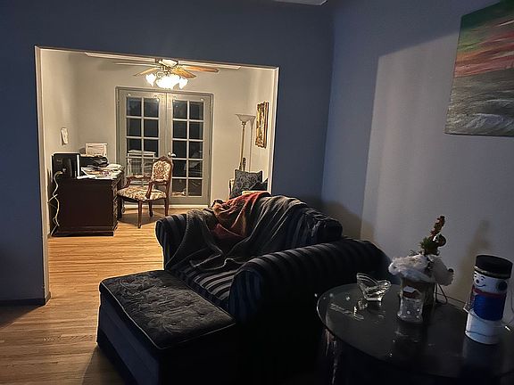 4th image of 1016 Elm Ave