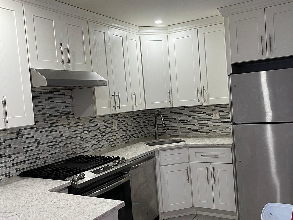 1st image of 927 Tilden St #1