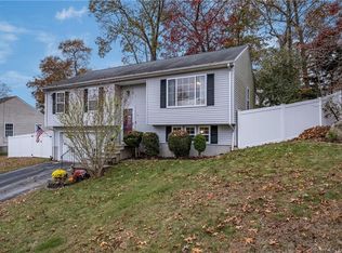 34 Wyngate Cir, Groton, CT 06355
