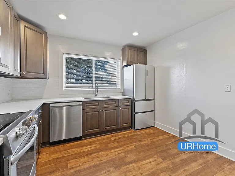 242 SE Washington St — Photo 6