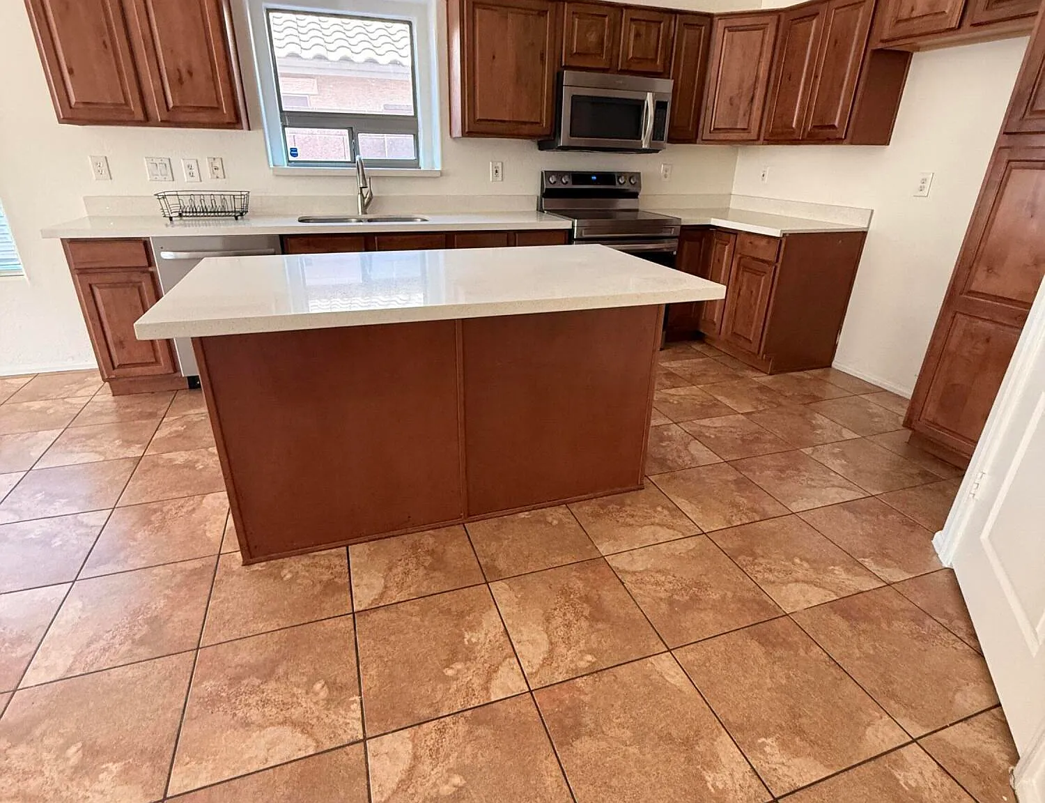 4 bed, 2.0 bath, 1922 sqft, $2,300 — Photo 2