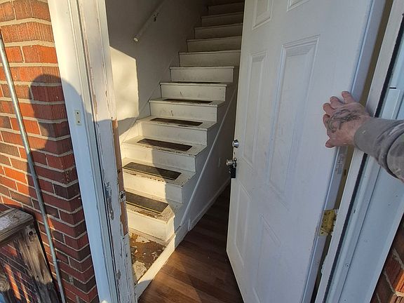 4th image of 306 Martins Ct #A