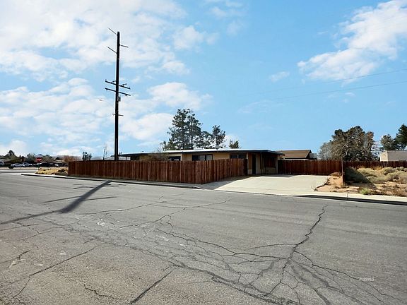 3rd image of 301 S Richmond Rd