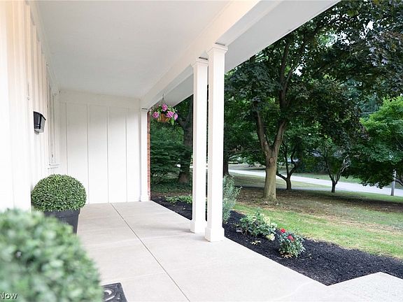 3rd image of 7443 Hollycroft Ln