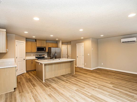 5th image of 4733 NE 37th Ct