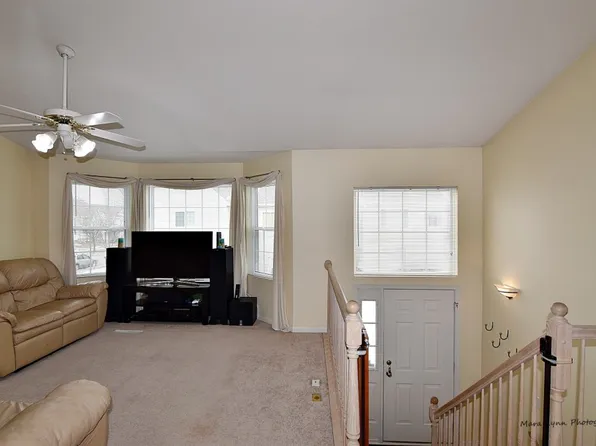 415 Hidden Creek Ln, North Aurora, IL 60542