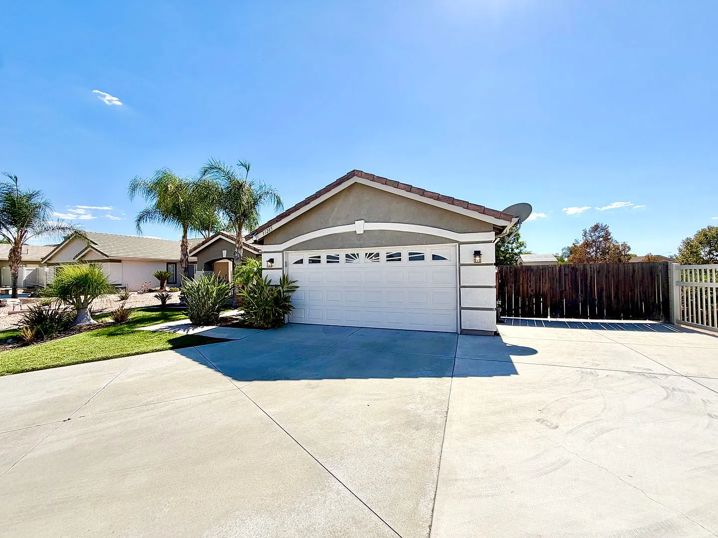 Corner Lot 3 Bedroom 2 Bathroom Home With Solar, Rv Parking & Large Backyard! — Photo 3