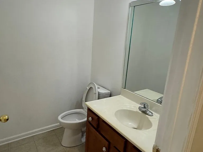 504 Thames Cir — Photo 4