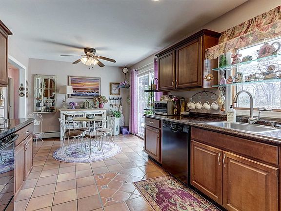 5th image of 14 Wintergreen Dr