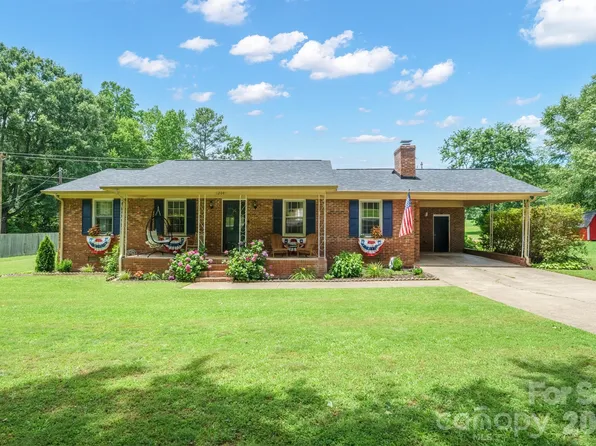 1204 Crowders Mountain Rd, Bessemer City, NC 28016