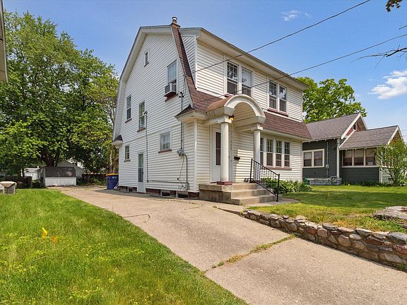 2nd image of 115 Graceland St NE