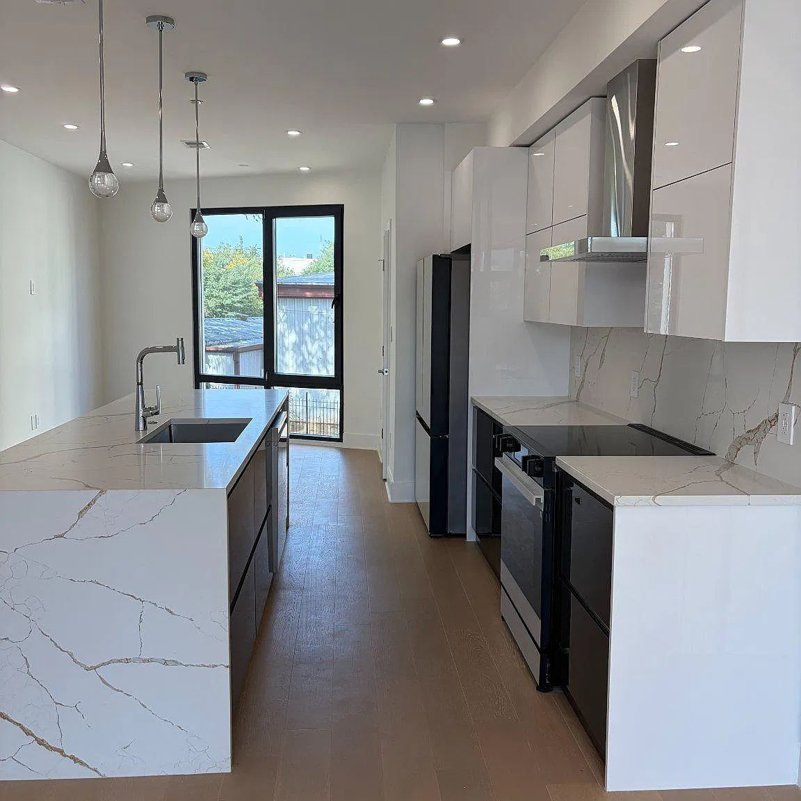 4 bed, 3.5 bath, 1184 sqft, $6,300 — Photo 2