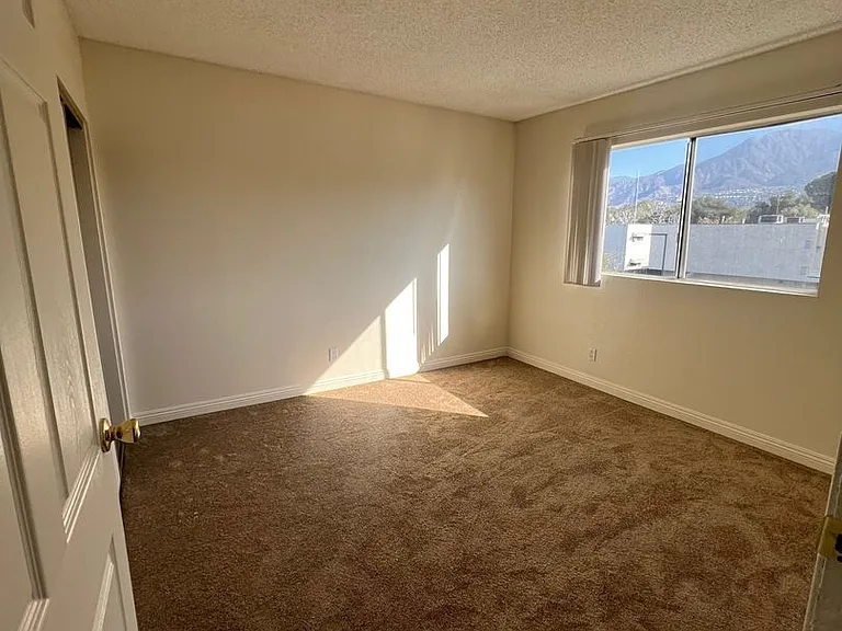 8541 Foothill Blvd., Sunland — Photo 29
