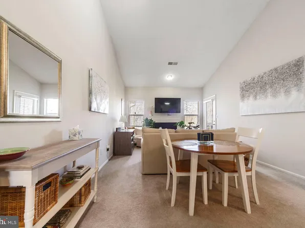 14314 Climbing Rose Way APT 303, Centreville, VA 20121