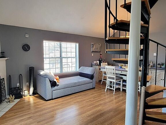 2nd image of 10 Taft Pointe #2