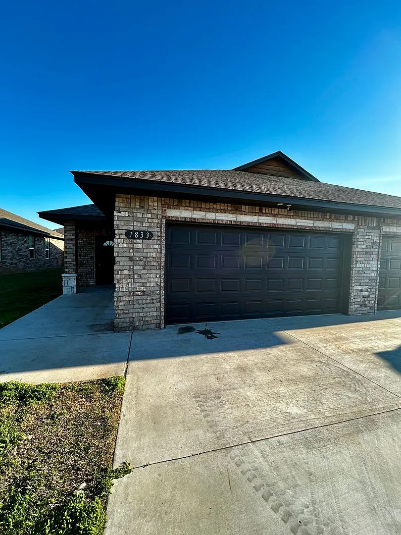 3br 2ba duplex with 2 car garage! — Photo 1