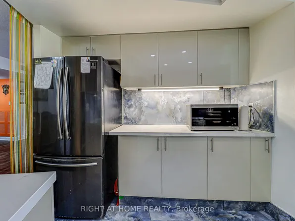 757 Victoria Park Ave #605, Toronto, ON M4C 5N8