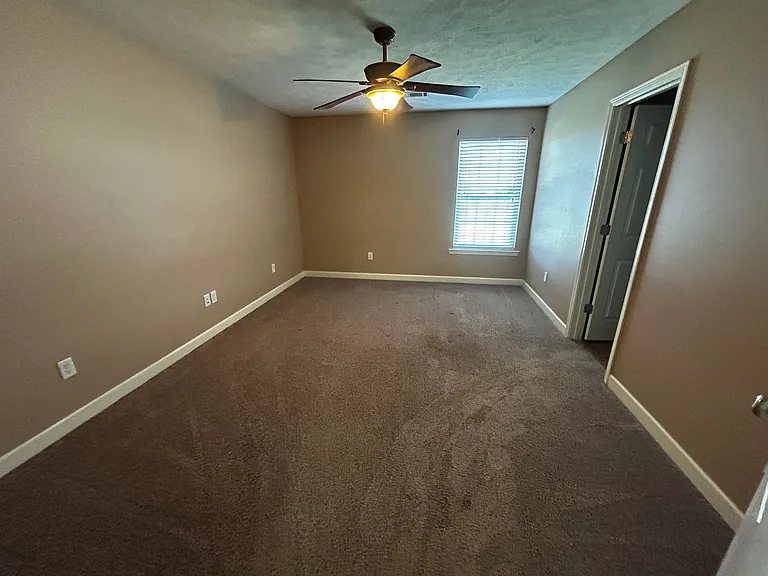 901 Greenwood Dr — Photo 6