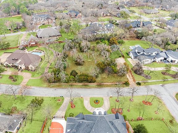 2nd image of 914 Emerald Blvd